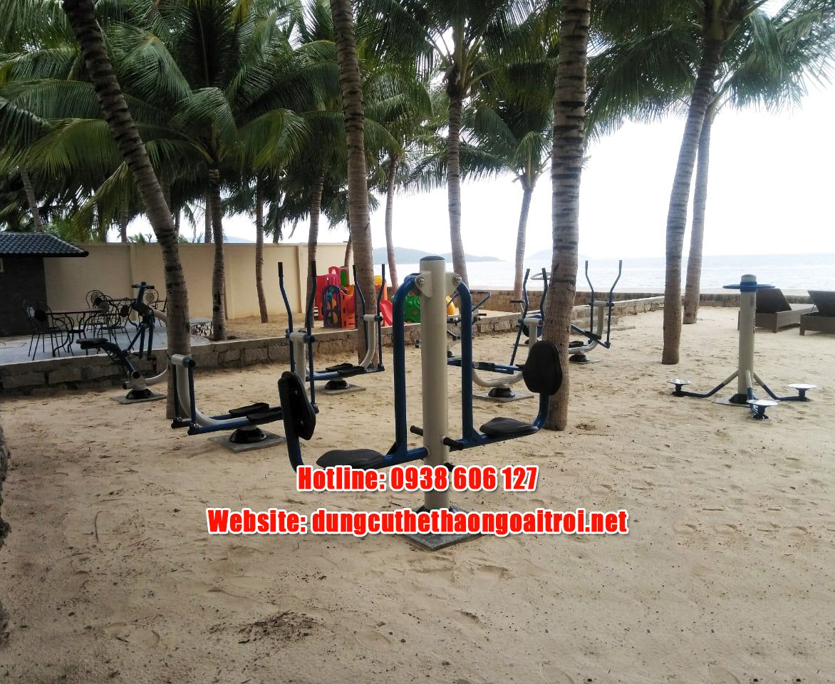 tập luyện với thiết bị tập thể dục công viên